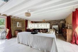 Detached Country House with Landscaped Garden