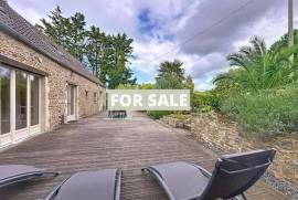 Detached Country House with Landscaped Garden