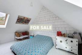 Detached Country House with Landscaped Garden