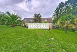 Detached Country House with Landscaped Garden