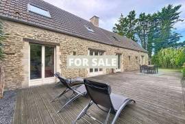 Detached Country House with Landscaped Garden