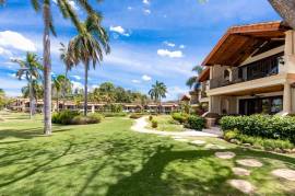 Palms #33: Exquisite titled beachfront property in the heart of Flamingo