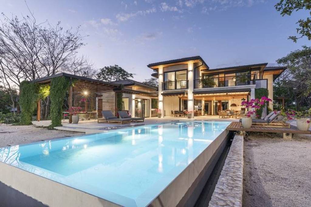 Villa Solana: Modern Luxury Steps from Playa Mansita in Hacienda Pinilla