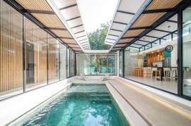 Casa Cenizaro: Elegant 4-Bed Tropical Retreat with Pool in Surfside, Potrero