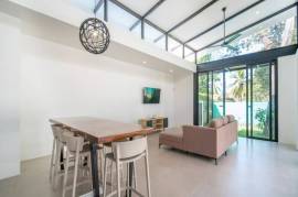 Casa Cenizaro: Elegant 4-Bed Tropical Retreat with Pool in Surfside, Potrero