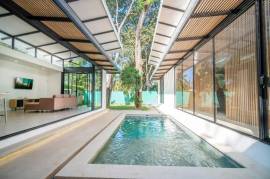 Casa Cenizaro: Elegant 4-Bed Tropical Retreat with Pool in Surfside, Potrero