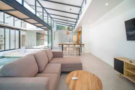 Casa Cenizaro: Elegant 4-Bed Tropical Retreat with Pool in Surfside, Potrero