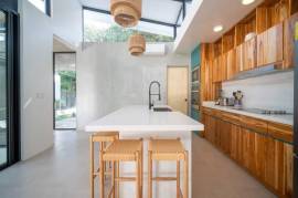 Casa Cenizaro: Elegant 4-Bed Tropical Retreat with Pool in Surfside, Potrero