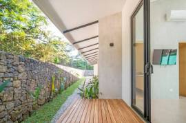 Casa Cenizaro: Elegant 4-Bed Tropical Retreat with Pool in Surfside, Potrero