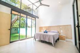 Casa Cenizaro: Elegant 4-Bed Tropical Retreat with Pool in Surfside, Potrero