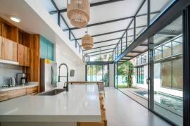 Casa Cenizaro: Elegant 4-Bed Tropical Retreat with Pool in Surfside, Potrero