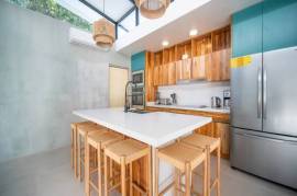 Casa Cenizaro: Elegant 4-Bed Tropical Retreat with Pool in Surfside, Potrero