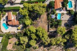 Amplia parcela en área tranquila de Calpe con numerosas posibilidades