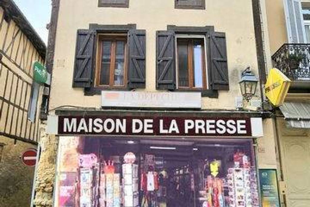 IMMEUBLE AVEC APPARTEMENT, LOCAL COMMERCIAL ET CAVE