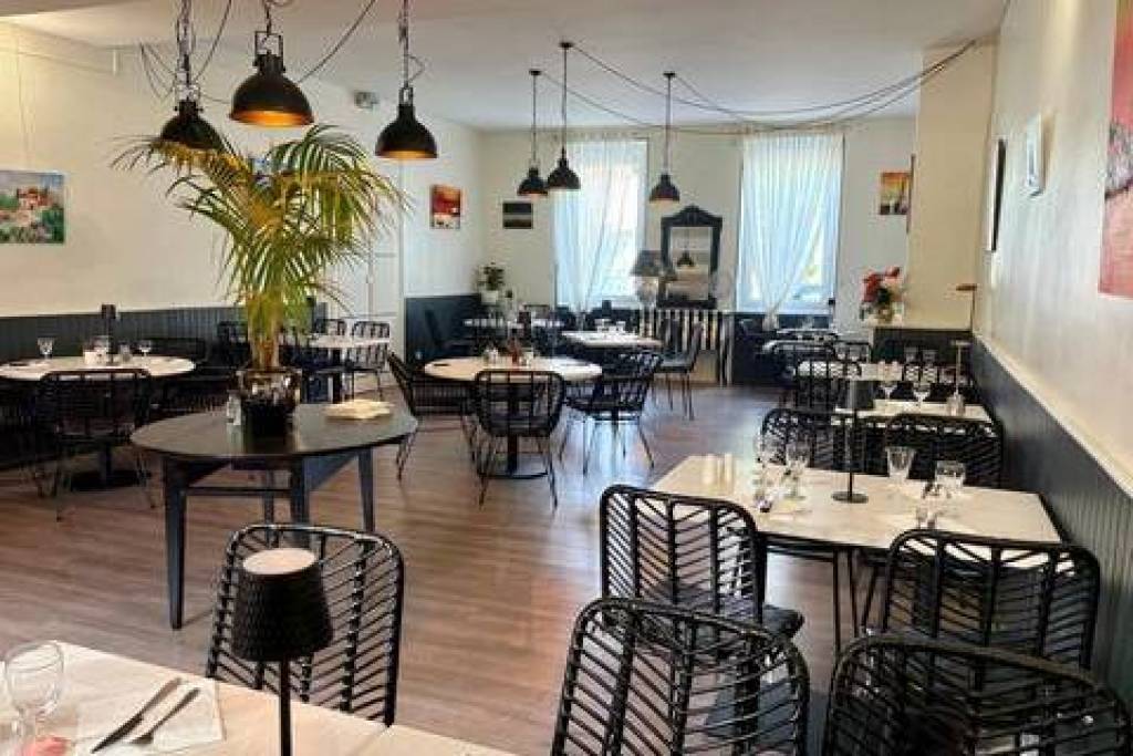 Fonds de commerce, terrasse, jardin, parking