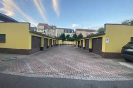 Lot de 18 garages et 2places du parking sur un terrain 544 m2