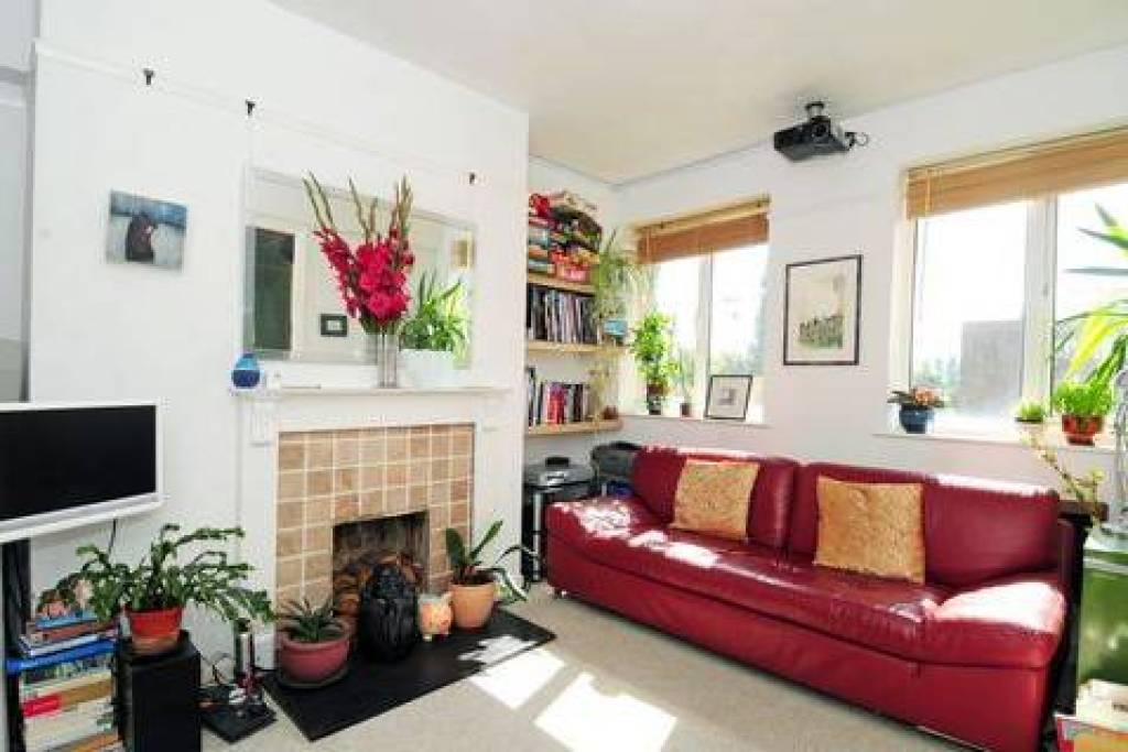 To Rent - Kimber Road, Southfields, SW18 - £1,350 pcm Tenancy Info