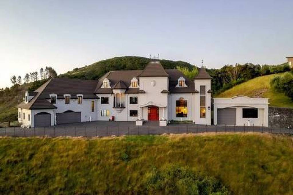 Luxury Château Te Kamo For Sale in Ngararatunua New