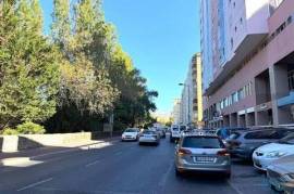 Loja / Estabelecimento Comercial em Queluz e Belas de 98,00 m²