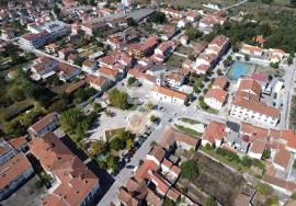 Land with approved project for a building with 3 apartments in the center of Avelar.