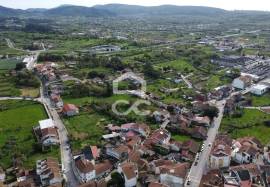 Land with approved project for a building with 3 apartments in the center of Avelar.