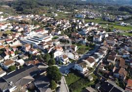 Land with approved project for a building with 3 apartments in the center of Avelar.