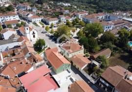 Land with approved project for a building with 3 apartments in the center of Avelar.