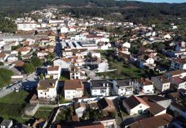 Land with approved project for a building with 3 apartments in the center of Avelar.