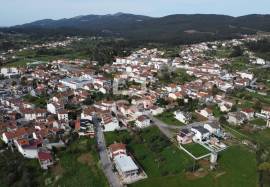 Land with approved project for a building with 3 apartments in the center of Avelar.