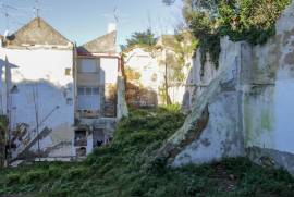 Land for housing or building in the historic center.