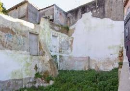 Land for housing or building in the historic center.