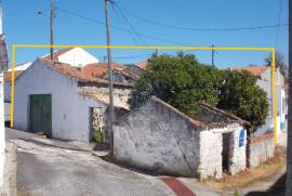Cellar and 2 storage to recover with patio
