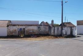 Cellar and 2 storage to recover with patio