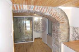 Building with 3 Rented Apartments - INVESTMENT