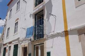 Building with 3 Rented Apartments - INVESTMENT