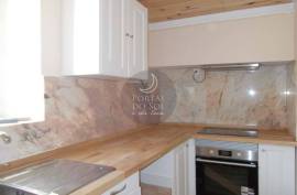 Building with 3 Rented Apartments - INVESTMENT