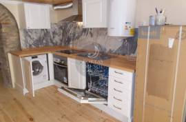 Building with 3 Rented Apartments - INVESTMENT