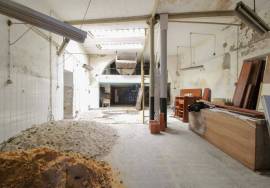 Warehouse of 274m2 with smoke outlet in the historic c.