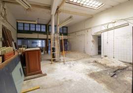 Warehouse of 274m2 with smoke outlet in the historic c.