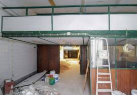 Warehouse of 274m2 with smoke outlet in the historic c.
