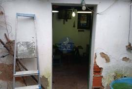 House to recover with backyard in the city center.