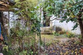 House to recover with backyard in the city center.