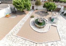 4 bedroom villa with garage and barbecue and patio.