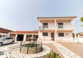 4 bedroom villa with garage and barbecue and patio.