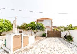 4 bedroom villa with garage and barbecue and patio.