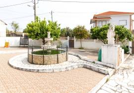 4 bedroom villa with garage and barbecue and patio.