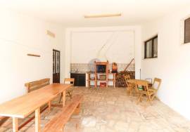 4 bedroom villa with garage and barbecue and patio.