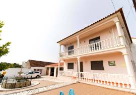 4 bedroom villa with garage and barbecue and patio.
