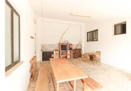 4 bedroom villa with garage and barbecue and patio.