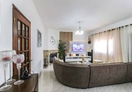 4 bedroom villa with garage and barbecue and patio.